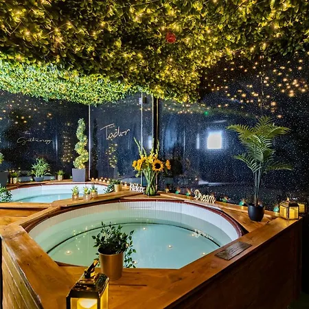 The Tudor Gathering - Events Groups - Up To 30 - Hot Tub Chester Exterior photo